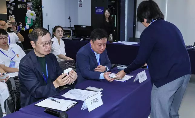 參賽隊伍向評審展示作品原型。