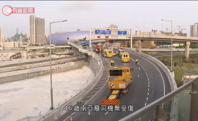 啟福道往中九龍繞道油麻地方向星期一（8月17日）晨近6時發生交通意外。有線新聞截圖