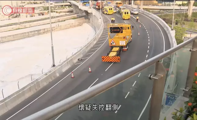 啟福道往中九龍繞道油麻地方向星期一（8月17日）晨近6時發生交通意外。有線新聞截圖