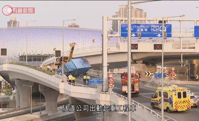 啟福道往中九龍繞道油麻地方向星期一（8月17日）晨近6時發生交通意外。有線新聞截圖