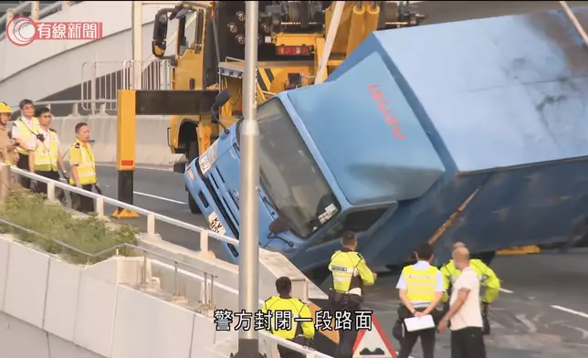 啟福道往中九龍繞道油麻地方向星期一（8月17日）晨近6時發生交通意外。有線新聞截圖