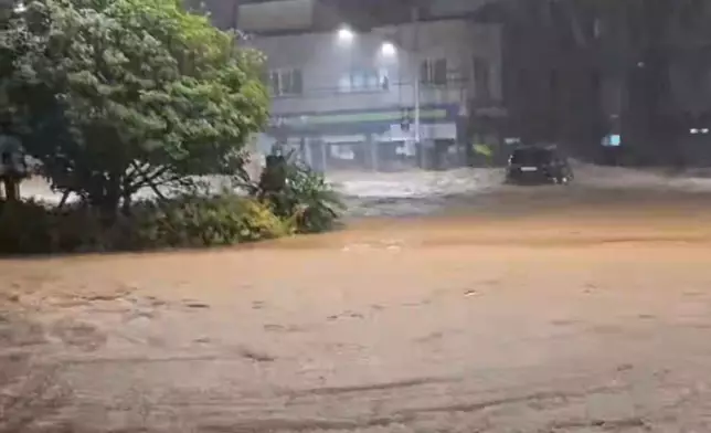 韓國慶尚南道巨濟市一座公寓附近發生山泥傾瀉，至少20人被困，至今造成一人死亡。網上圖片