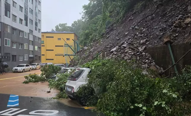 韓國慶尚南道巨濟市一座公寓附近發生山泥傾瀉，至少20人被困，至今造成一人死亡。網上圖片