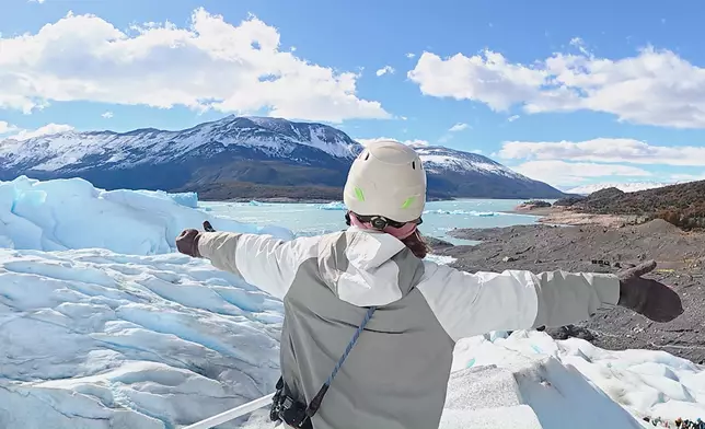 擺出《鐵達尼號》「Rose式」Pose。