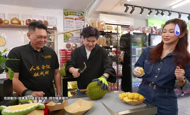 Gillian食住睇與辰開榴槤。