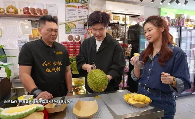 Gillian食住睇與辰開榴槤。