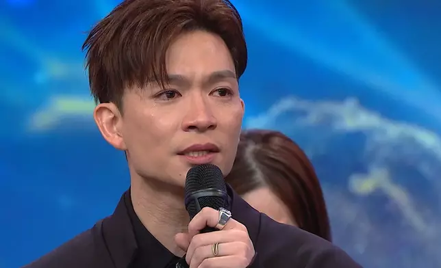 志康哽咽發表感言，與戰友們擁抱道別。