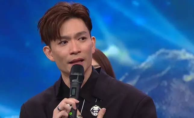 志康哽咽發表感言，與戰友們擁抱道別。