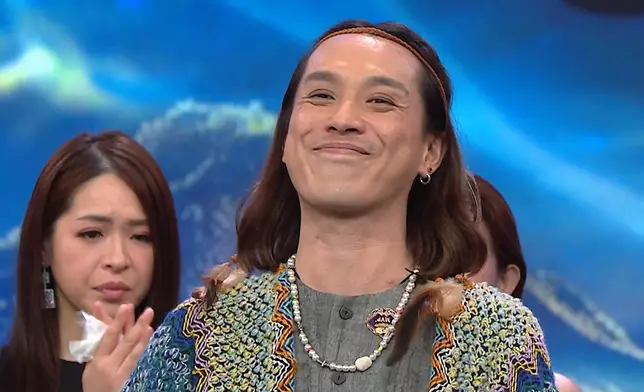 仲豪笑着離開舞台。