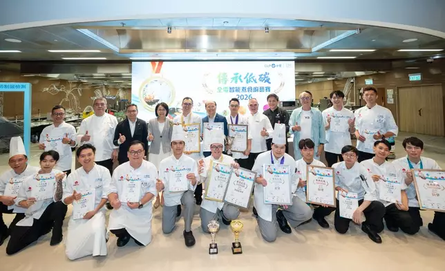 參賽者以有機低碳食材烹調中式及創意菜式，展現廚藝傳承、創新思維與低碳理念。中電圖片