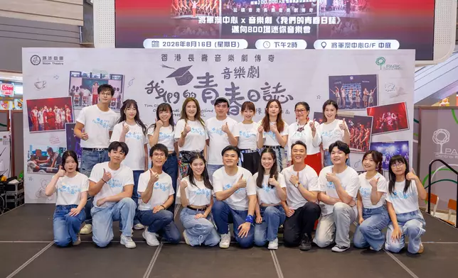 全體《青春》駐劇演員與導演Tom大合照，包括關寶慧、陳嘉璐、黎展峯、廖嘉敏、駱靖琳、易彥筠等等。