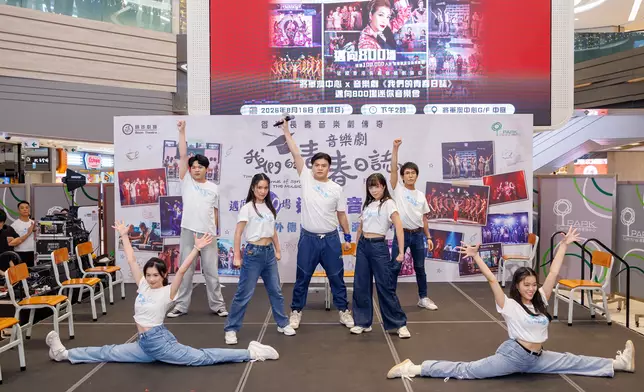爆炸戲棚一眾演員在台上施展渾身解數。