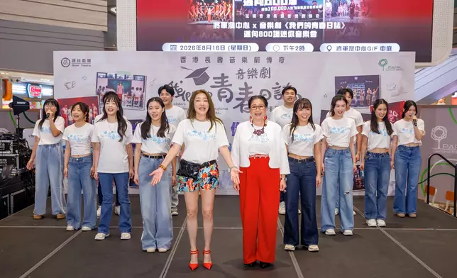 關寶慧及陳嘉璐率領一眾演員演唱《我們的青春日誌》。