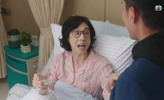 林漪娸扮嘔吐在張頴康手上，張頴康極之嫌棄。