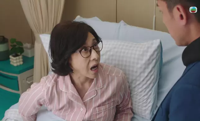林漪娸扮嘔吐在張頴康手上，張頴康極之嫌棄。