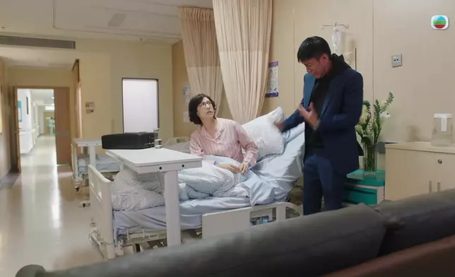 林漪娸扮嘔吐在張頴康手上，張頴康極之嫌棄。