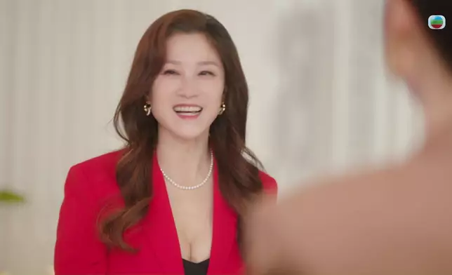穿上塑身衣的袁潔儀漂亮迷人。