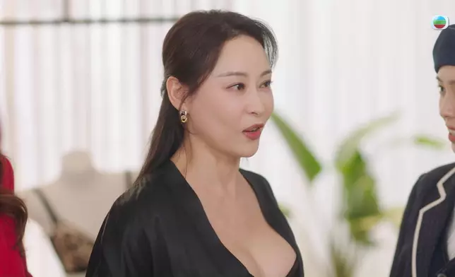 楊卓娜穿上塑身衣，獲讚魅力非凡。