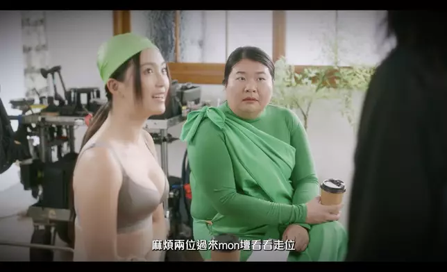 霞姐又自嘲綠幕造型「蝦人著」，若無品牌內衣包好贅肉，會變成一隻超立體的肥糉。