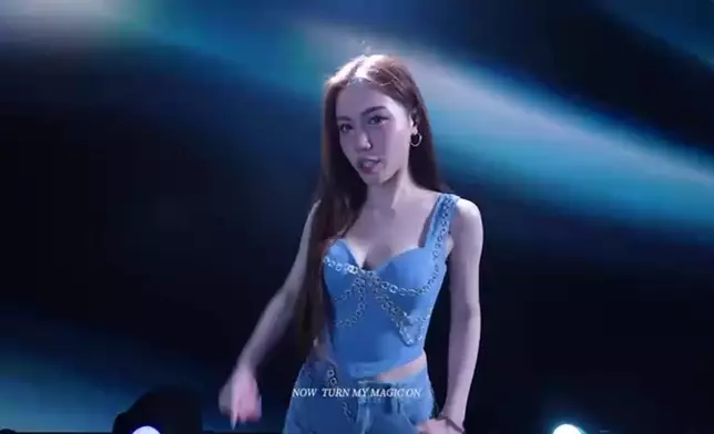 Sabrina呢套服裝造型都好搶眼。