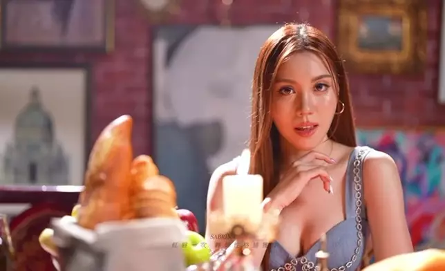 Sabrina呢套服裝造型都好搶眼。
