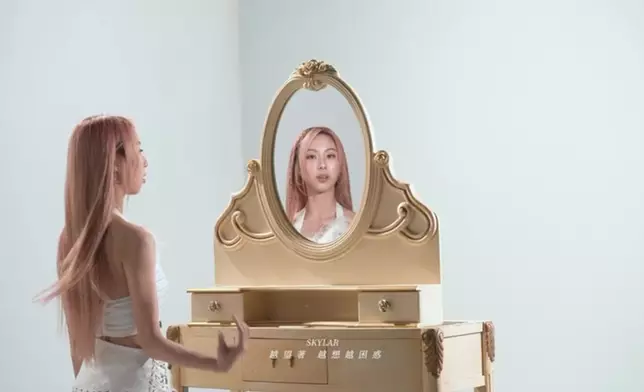 Skylar表情豐富，好有演技。