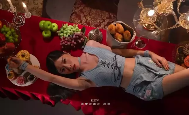 Ellyn「瞓長枱」畫面好靚。