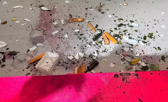 地上滿佈碎片。