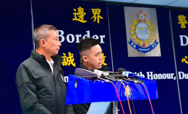 警方邊界警區重案組高級警察譚啟軒（右）回答傳媒提問。