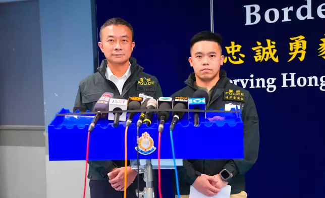 警方邊界警區助理指揮官行動及刑事警司陳啟澤（左），及重案組高級警察譚啟軒（右）會見傳媒。