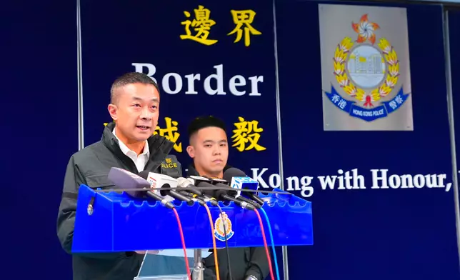 警方邊界警區助理指揮官行動及刑事警司陳啟澤（左），及重案組高級警察譚啟軒（右）會見傳媒。
