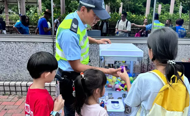 新界北總區交通部聯同各區警民關係組人員，各區區議員、輕鐵代表、香港交通安全隊及耆樂警訊等多個運輸業代表，攜手推出一系列創意交通安全宣傳活動。