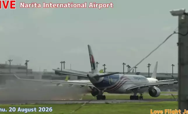 日本東京成田機場星期四（8月20日）早有飛機引擎故障，事件中無人受傷，機場一度關閉一條跑道。網上圖片