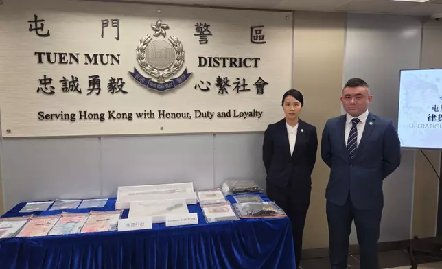 警方屯門警區總督察(刑事)沈文偉及屯門警區助理警民關係主任督察陳詠君展示證物。