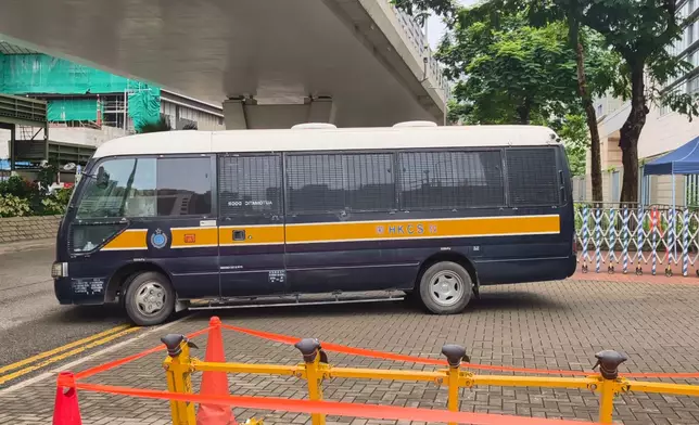 支聯會案判決後囚車離開法院。巴士的報記者攝