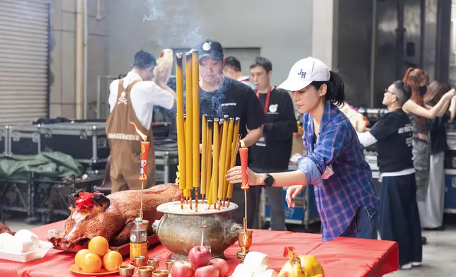 眾人上香後由古仔帶領切燒豬，預祝演出順利。