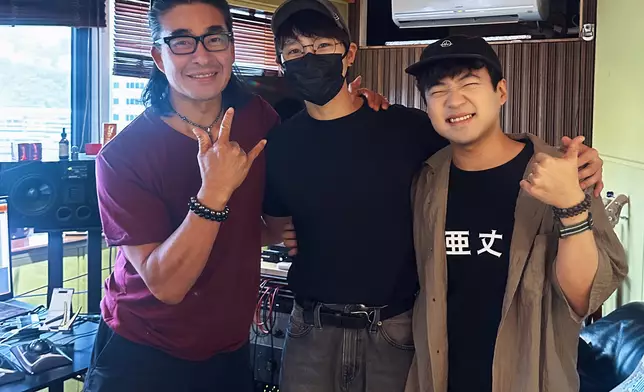 Michael C與編曲及監製阿正@RubberBand、Herman@The Hertz合照。