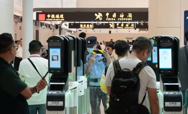 新皇崗口岸港方口岸通關演練，模擬旅客通關。巴士的報記者攝