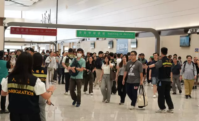 新皇崗口岸港方口岸通關演練，模擬假日高𡶶期旅客通關。巴士的報記者攝