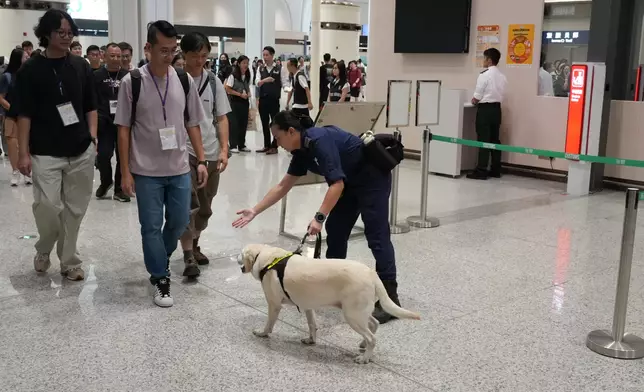 新皇崗口岸港方口岸通關演練，海關模擬檢查過關旅客。巴士的報記者攝
