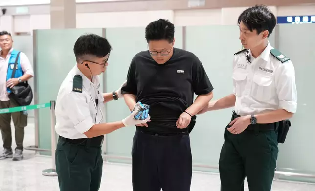 新皇崗口岸港方口岸通關演練，海關模擬檢查過關旅客，找到香煙。巴士的報記者攝
