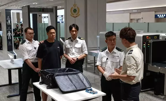 新皇崗口岸港方口岸通關演練，海關模擬檢查過關旅客。巴士的報記者攝
