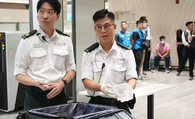 新皇崗口岸港方口岸通關演練，海關模擬檢查過關旅客，找到活龜。巴士的報記者攝