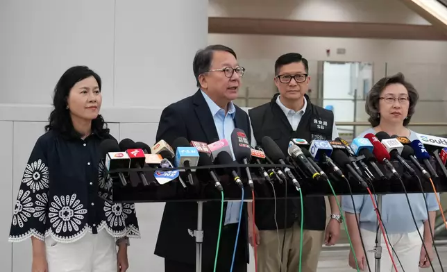 政務司司長陳國基（左二），保安局局長鄧炳強（右二）、運輸及物流局局長陳美寶（左一）、公務員事務局局長楊何蓓茵（右一）會見傳媒。巴士的報記者攝