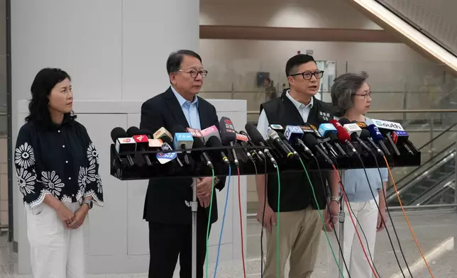 保安局局長鄧炳強（右二）發言。巴士的報記者攝