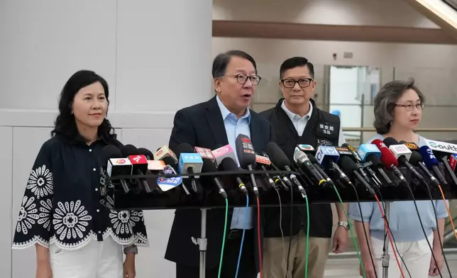 政務司司長陳國基（左二）會見傳媒。巴士的報記者攝