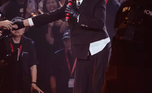 古天樂首個紅館騷昨晚揭幕，穿上由王嘉爾親自設計、其品牌TEAM WANG design操刀的西裝造型，驚艷全場。
