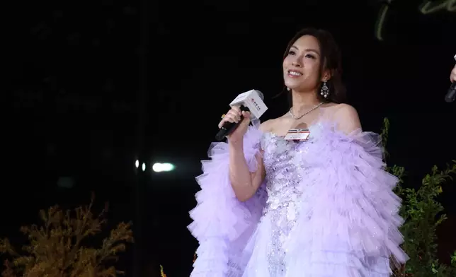 仁濟醫院董事局羅穎怡主席為慈善在台上獻唱，為餐舞會掀起高潮。