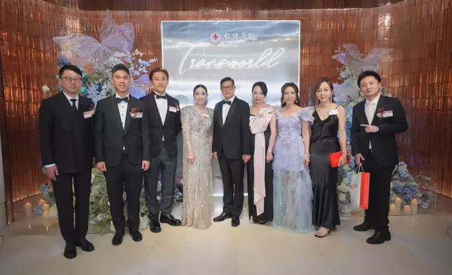 保安局局長鄧炳強GBS, PDSM太平紳士伉儷與一眾出席的仁濟醫院董事局成員合照。