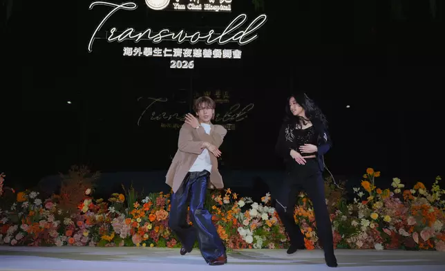 「海外學生會」主席葉紀彤與SURFIVE成員黃奕斌挑戰表演雙人舞，現場反應熱烈。